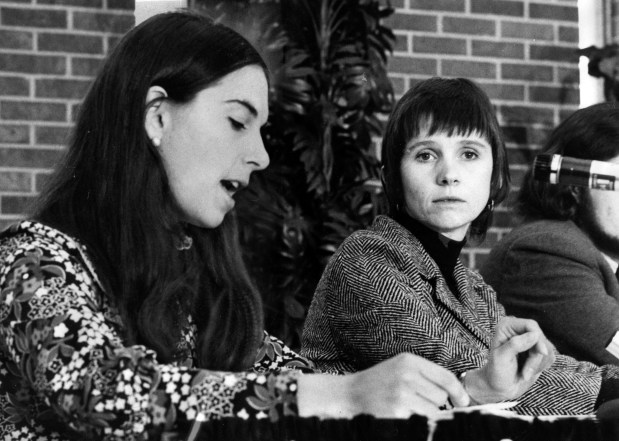 National Consumers United co-directors Jan Schakowsky, left, and Jackie Kendall speak on March 24, 1972, at a Price Commission hearing at University of Illinois at Chicago. (William Yates/Chicago Tribune)