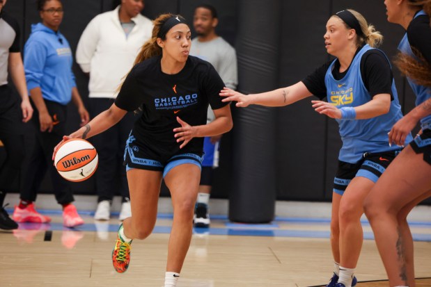 Sky guard Rachel Banham, right, defends guard Arella Guirantes during the first day of training camp Sunday, April 27, 2025, at Sachs Recreation Center in Deerfield. (Eileen T. Meslar/Chicago Tribune)