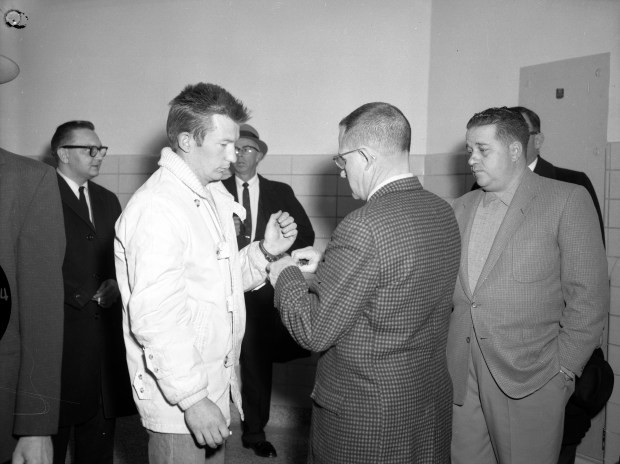 Chester Weger has cuffs removed by Dep. Sheriff Wayne Hess before entering the courtroom in Ottawa on Nov. 17, 1960. (Steve Lasker/Chicago Tribune)