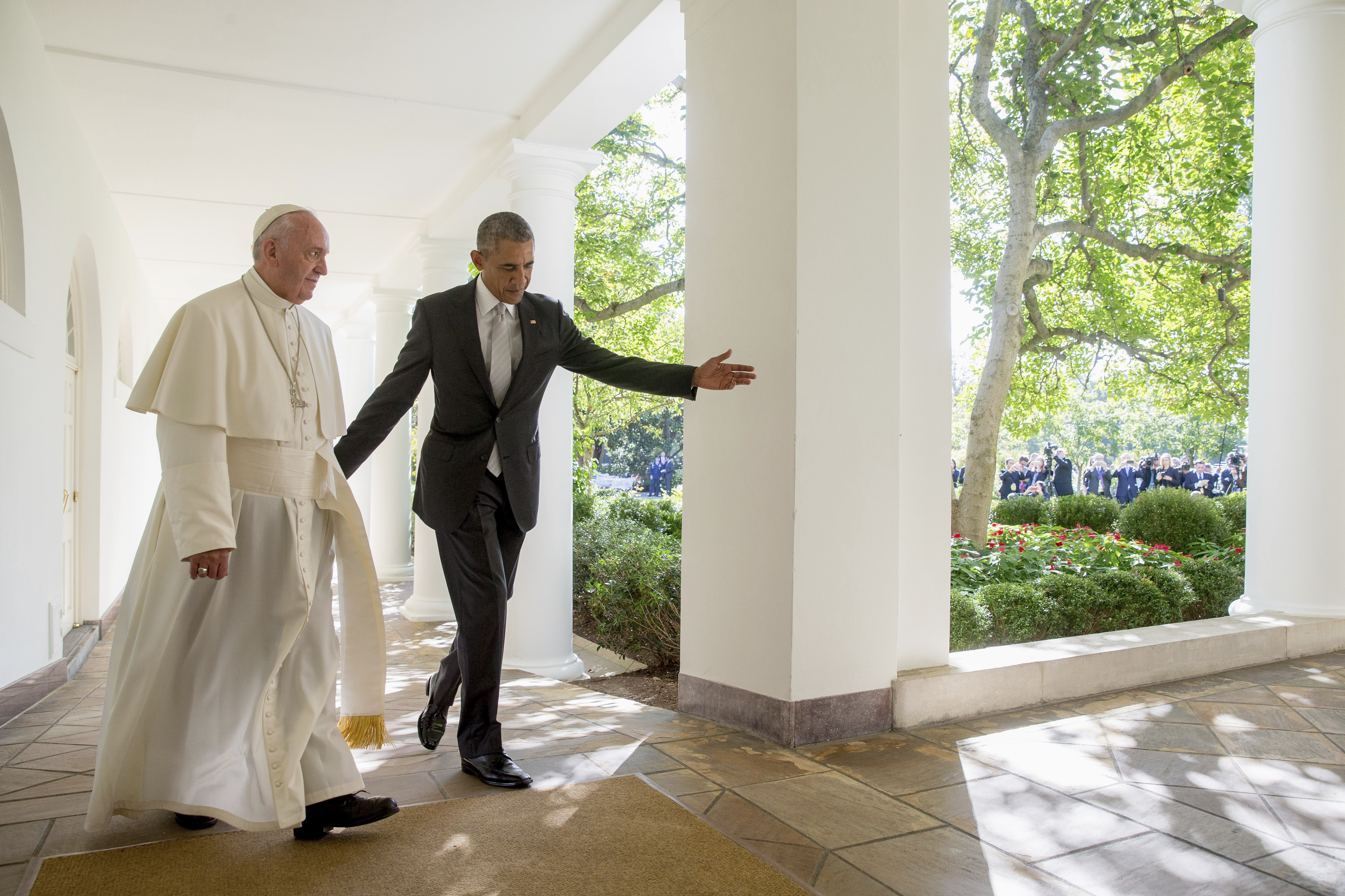 President Barack Obama and Pope Francis walk down the Colonnade before meeting in the Oval Office of the White House in Washington, Sept. 23, 2015. (Andrew Harnik/AP)