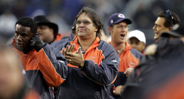 Steve McMichael joins fellow Bears teammates as the Chicago Bears honored the 1985 team at halftime of a game against the Ravens on Oct. 23, 2005. (John Smierciak/Chicago Tribune)